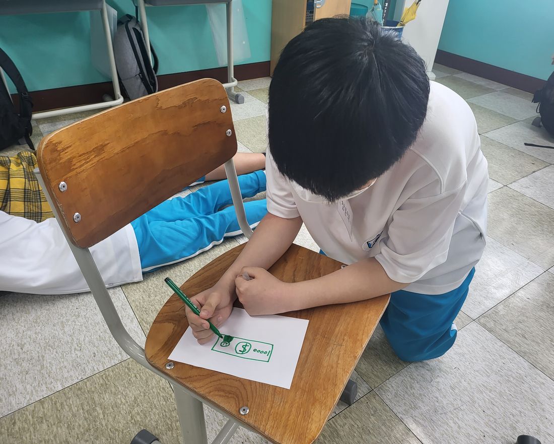 의자를 책상 삼아